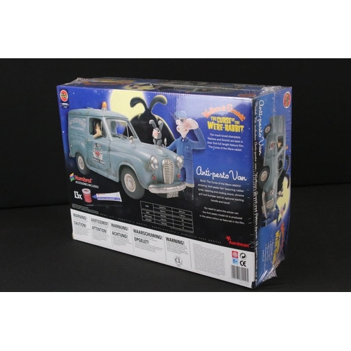 164 - Sealed boxed Airfix Wallace & Gromit The Curse of the Were-Rabbit Anti-pesto Van plastic model kit, ... 