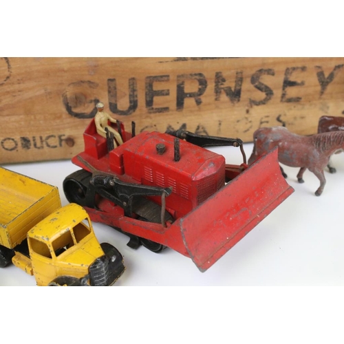 350 - Over 30 mid 20th C play worn metal farm animals, farmworkers & accessories (featuring Britains & Tim... 