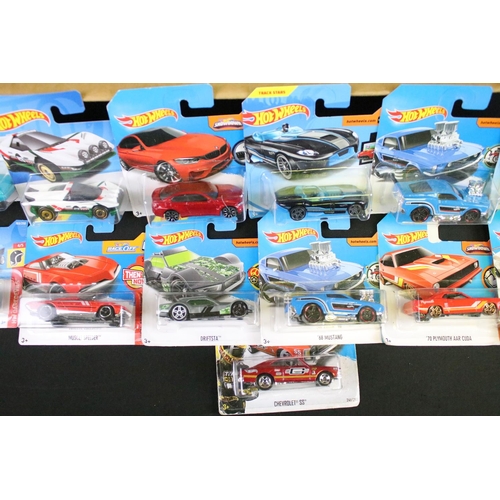 1122 - Over 80 carded Mattel Hot Wheels diecast models, featuring Retro Racers, HW Daredevils, Muscle Mania... 