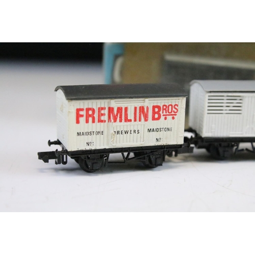 14 - Collection of N gauge model railway to include 4 x cased/boxed locomotives featuring Graham Farish G... 