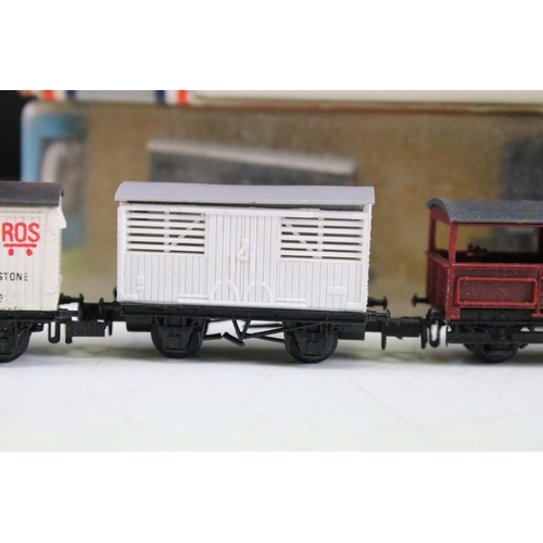 14 - Collection of N gauge model railway to include 4 x cased/boxed locomotives featuring Graham Farish G... 