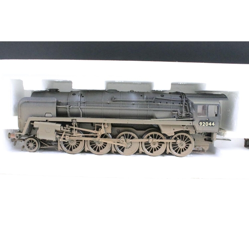 21 - Two boxed OO gauge locomotives to include Hornby Super Detail R2395A BR 2-8-0 Class 8F Locomotive we... 
