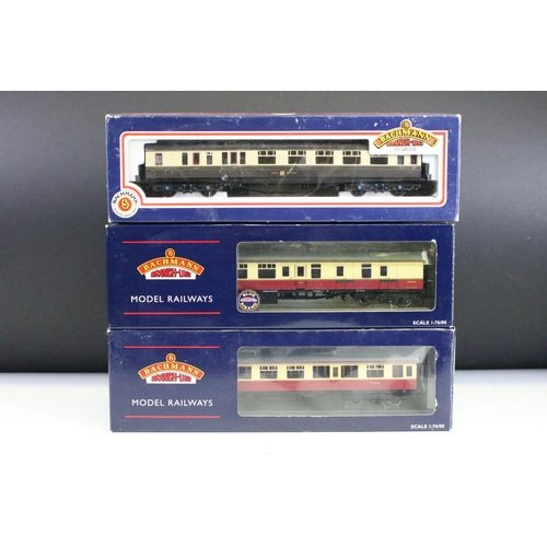 28 - 11 Boxed OO gauge items of rolling stock, all coaches, includes 7 x Bachmann (39027D, 34075, 34056, ... 