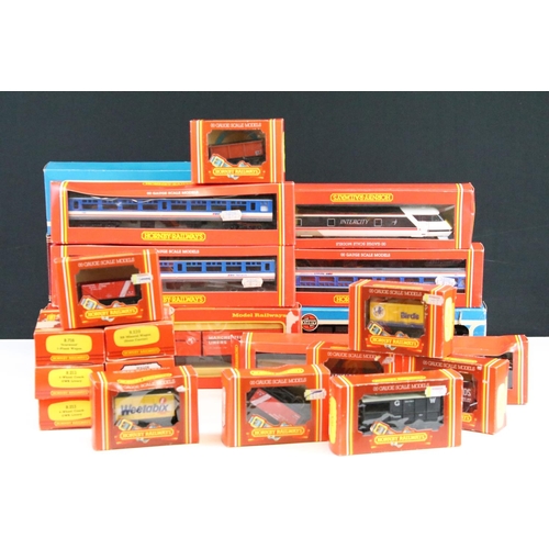 31 - 22 Boxed OO gauge items of rolling stock to include 20 x Hornby / Triang and 2 x Airfix, features co... 