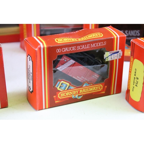31 - 22 Boxed OO gauge items of rolling stock to include 20 x Hornby / Triang and 2 x Airfix, features co... 