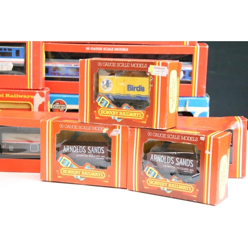 31 - 22 Boxed OO gauge items of rolling stock to include 20 x Hornby / Triang and 2 x Airfix, features co... 