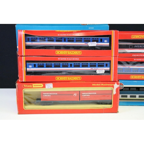 31 - 22 Boxed OO gauge items of rolling stock to include 20 x Hornby / Triang and 2 x Airfix, features co... 