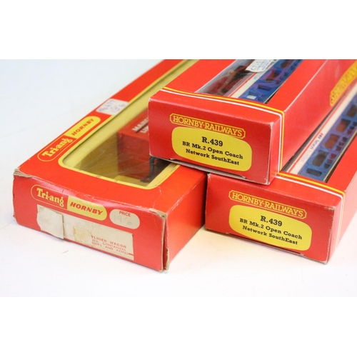 31 - 22 Boxed OO gauge items of rolling stock to include 20 x Hornby / Triang and 2 x Airfix, features co... 