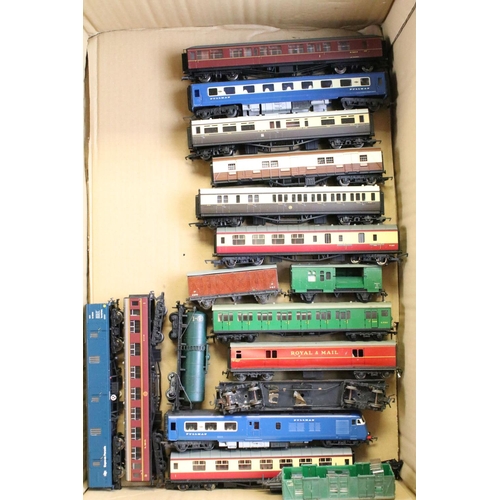32 - 35 OO gauge & Hornby Dublo items of rolling stock to include mainly Hornby coaches featuring Night M... 
