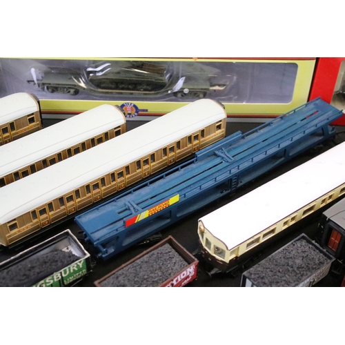 36 - Eight boxed OO gauge items of rolling stock to include Hornby Railroad R697 Breakdown Crane, 3 x Oxf... 