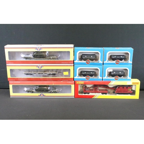 36 - Eight boxed OO gauge items of rolling stock to include Hornby Railroad R697 Breakdown Crane, 3 x Oxf... 