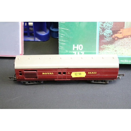 51 - Quantity of OO gauge model railway to include 2 x locomotives (Hornby R150 LNER 8509 & Triang R52 0-... 