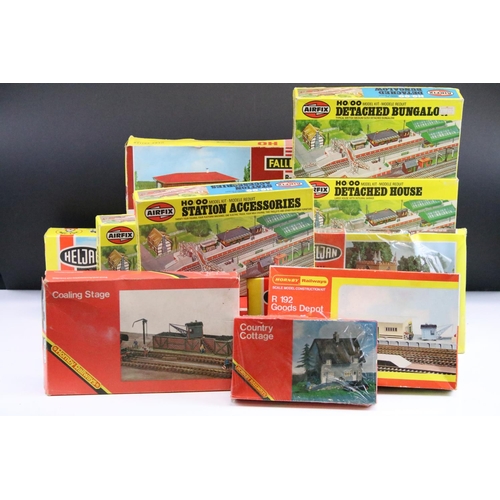 55 - 29 Boxed & carded OO / HO gauge plastic trackside model kits and buildings to include Airfix, Faller... 