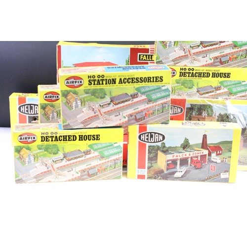 55 - 29 Boxed & carded OO / HO gauge plastic trackside model kits and buildings to include Airfix, Faller... 