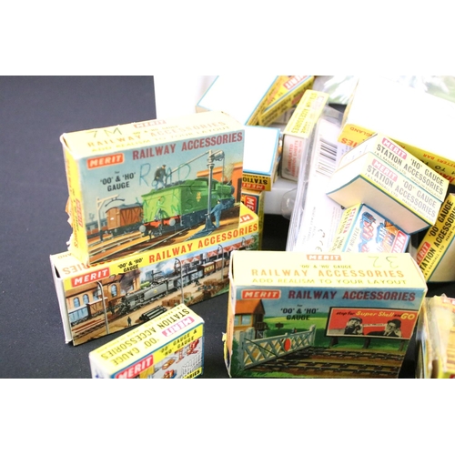 68 - Collection of boxed OO / HO gauge trackside model railway accessories and figures to include Merit, ... 