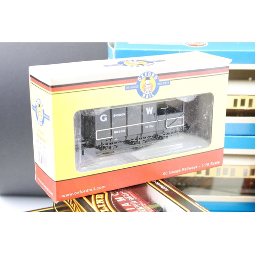 69 - 29 Boxed OO gauge items of rolling stock to include 11 x Palitoy Mainline, 3 x Airfix, 12 x Hornby /... 