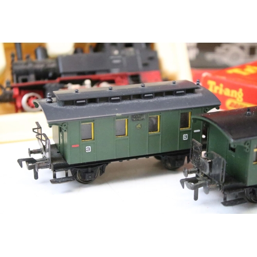 80 - Three boxed Hornby / Triang OO gauge locomotives to include R759 GWR Loco Albert Hall, R041 GWR 0-6-... 