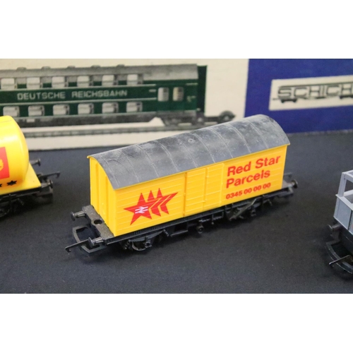 100 - Quantity of OO / HO gauge model railway to include boxed Piko 5/6329/000 locomotive, boxed Schicht D... 