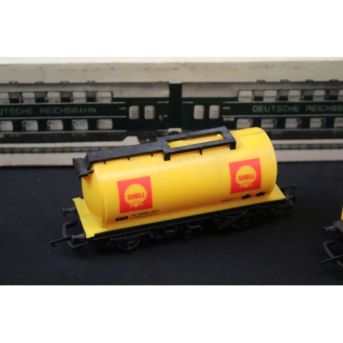 100 - Quantity of OO / HO gauge model railway to include boxed Piko 5/6329/000 locomotive, boxed Schicht D... 