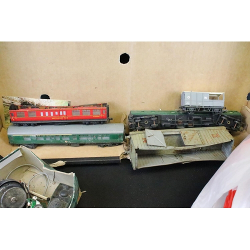 101 - Quantity of play worn O & OO gauge model railway to include O gauge Hornby Southern 516 locomotive, ... 