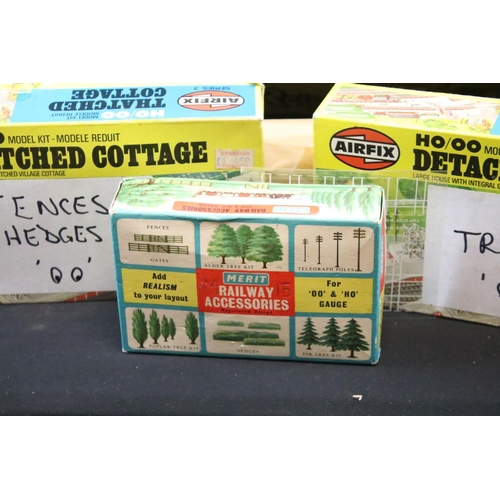 86 - Large quantity of OO gauge model railway accessories to include boxed & unboxed plastic buildings fe... 
