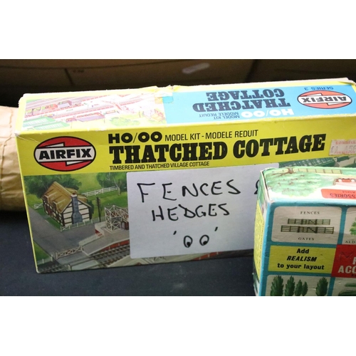 86 - Large quantity of OO gauge model railway accessories to include boxed & unboxed plastic buildings fe... 