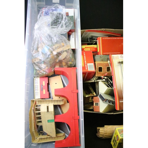 86 - Large quantity of OO gauge model railway accessories to include boxed & unboxed plastic buildings fe... 