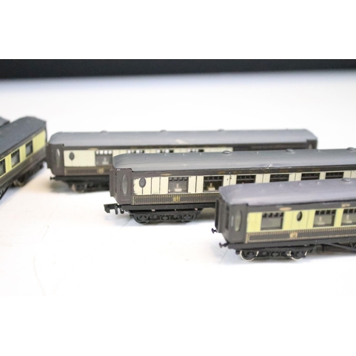 93 - Eight Graham Farish N gauge Pullman coaches