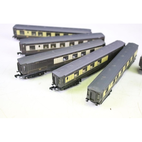 93 - Eight Graham Farish N gauge Pullman coaches