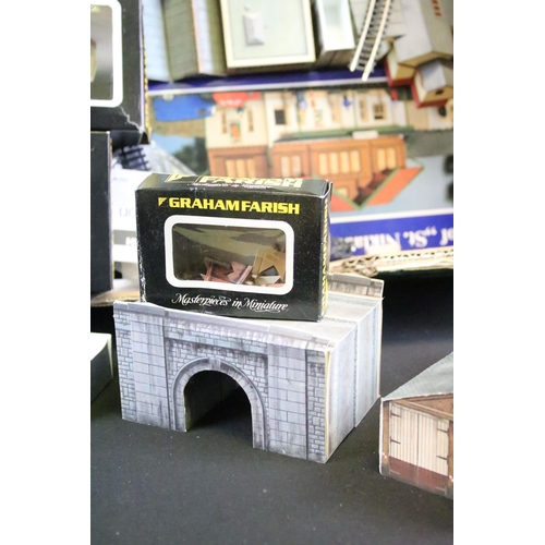 98 - Quantity of N gauge model railway mainly featuring Graham Farish to include rolling stock, trackside... 