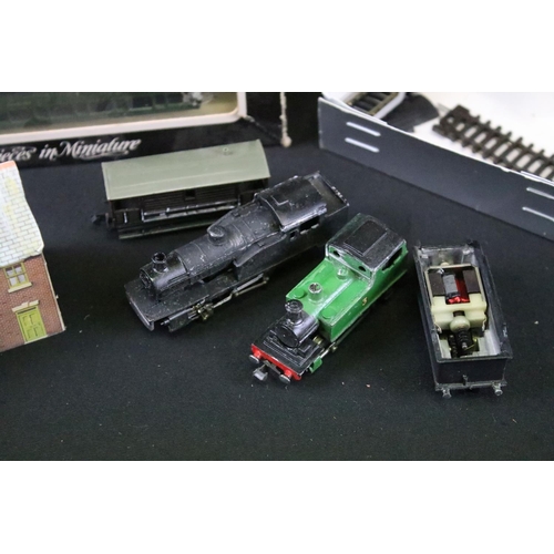 98 - Quantity of N gauge model railway mainly featuring Graham Farish to include rolling stock, trackside... 