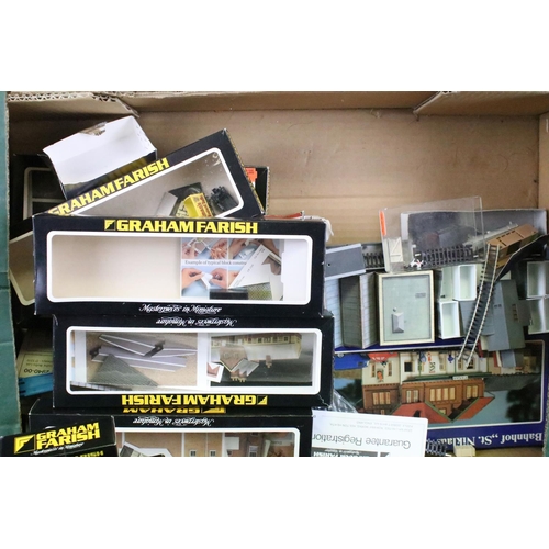 98 - Quantity of N gauge model railway mainly featuring Graham Farish to include rolling stock, trackside... 