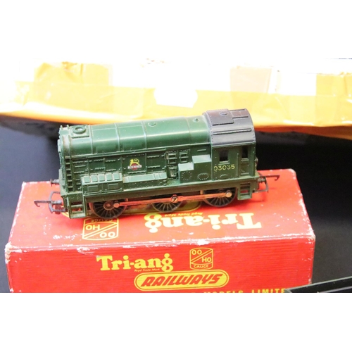 102 - Quantity of Triang OO gauge model railway to include 3 x boxed locomotives (R259 Britannia, R152 0-6... 