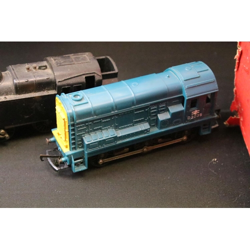 105 - Collection of OO gauge model railway to include 6 x locomotives, 20 x items of rolling stock, numero... 