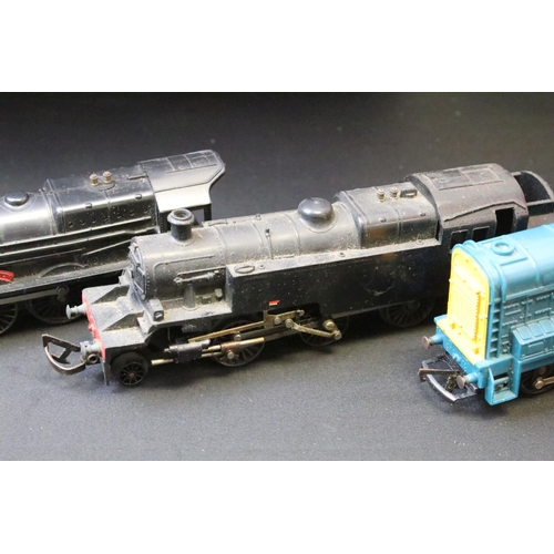 105 - Collection of OO gauge model railway to include 6 x locomotives, 20 x items of rolling stock, numero... 