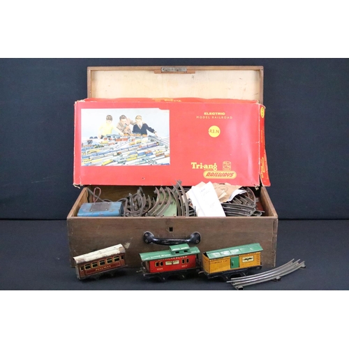 114 - Group of O Gauge tin plate model railway featuring American Flyer Line 2-4-2 Locomotive in black, pl... 
