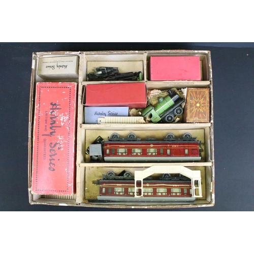 117 - Collection of Hornby O gauge model railway to include 'Royal Scot' train set box containing boxed No... 