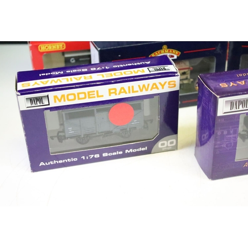 124 - 13 Boxed OO gauge items of rolling stock to include 2 x Hornby Train Set Accessories pack of five (R... 