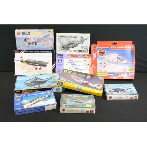 135 - Around 38 boxed 1/72 plastic model kits to include 6 x Aoshima, 7 x Italeri, 7 x Airfix, Hobby Boss,... 