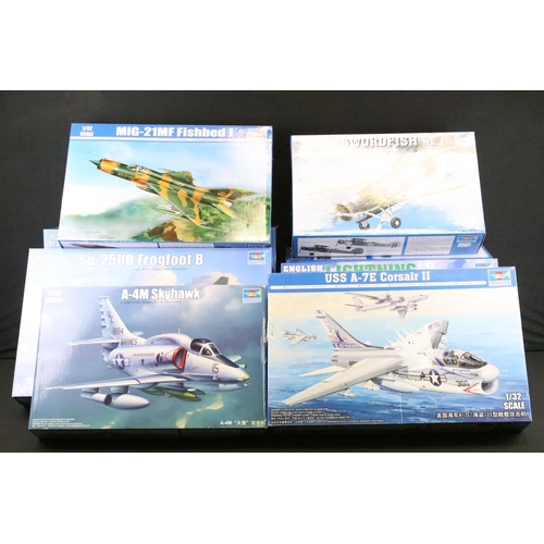 138 - Eight boxed and unbuilt Trumpeter 1/32 plastic model kits to include 02281 English Electric BAC Ligh... 