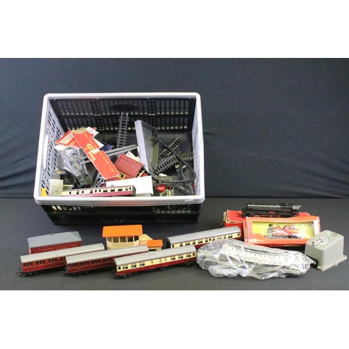 104A - Quantity of OO gauge model railway, mainly Triang to include boxed R59 Tank Loco in black livery, bo... 