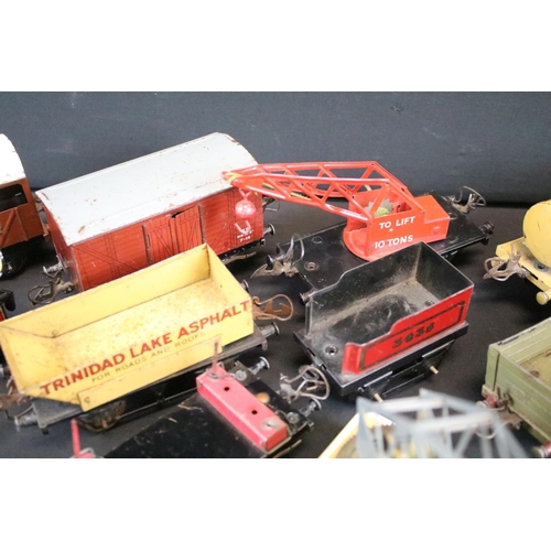 117A - Group of Hornby O gauge model railway to include 7 x items of rolling stock, crane, 0-4-0 locomotive... 