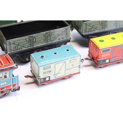 279 - Boxed Marx Battery Operated SRN5 Hovercraft (gd with tatty box) plus a group of tin plate locomotive... 