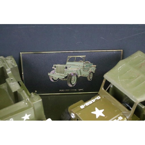 404 - Collection of 13 diecast, tinplate & plastic USA military jeep models, of varying scales, to include... 