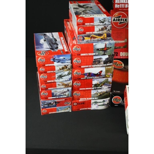 174 - 40 boxed and unbuilt 1/72 scale Airfix plastic model kits to include A01023V, A5515, A01004A, A01024... 