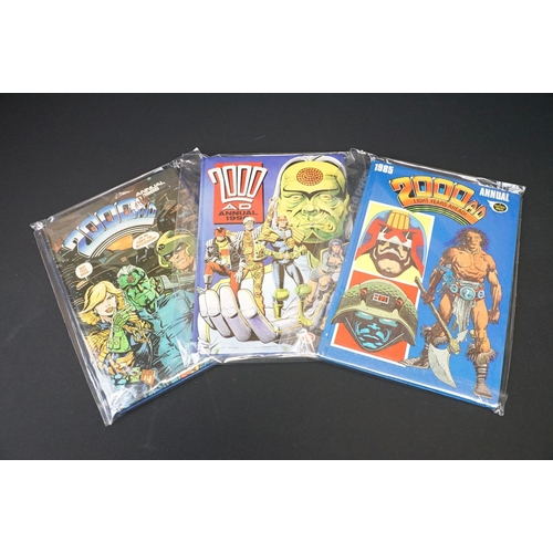 376 - Comics - Collection of various 2000 AD Judge Dredd related comics and annuals to include 3 x folders... 