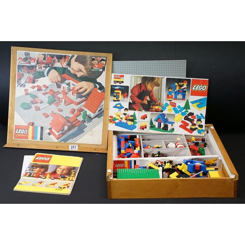 391 - Lego - Collection of Lego sets to include Lego System 799 and 222, all contained within a wooden box... 