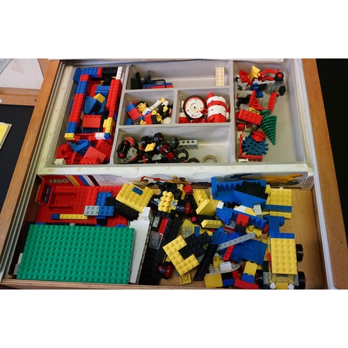 391 - Lego - Collection of Lego sets to include Lego System 799 and 222, all contained within a wooden box... 