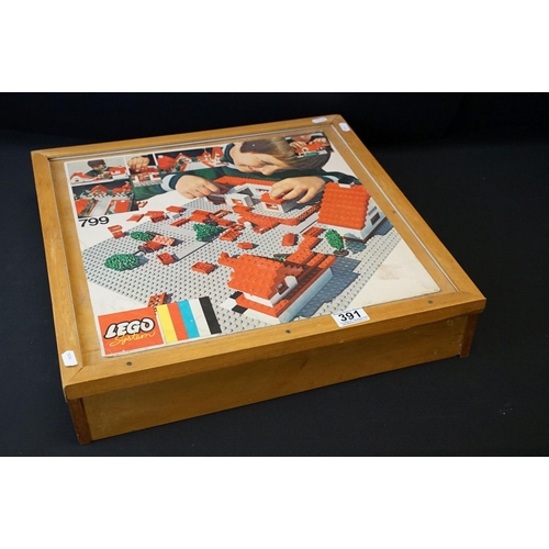 391 - Lego - Collection of Lego sets to include Lego System 799 and 222, all contained within a wooden box... 