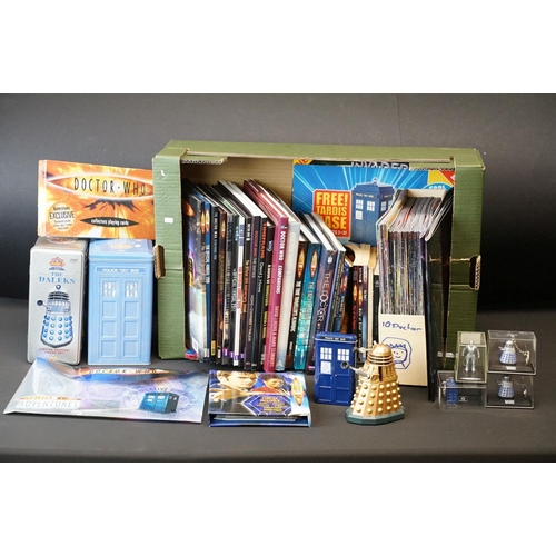 392 - Collection of Doctor Who related items to include a large quantity of books and annuals to include T... 